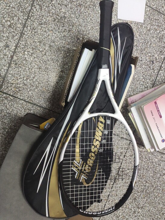 网球拍几乎全新没用过几次 送网球