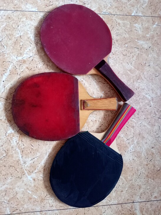 乒乓球拍三把，年久自然旧，正常使用，品像如...