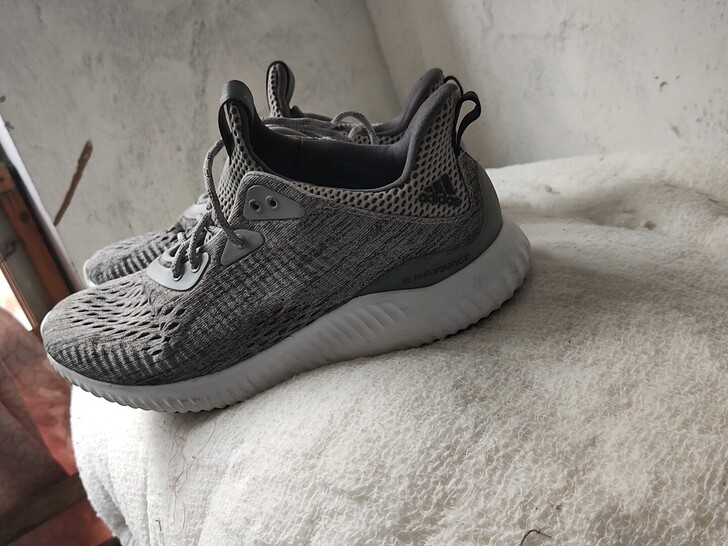 运动鞋40码，很少穿，刚清洗，成色还新，当...