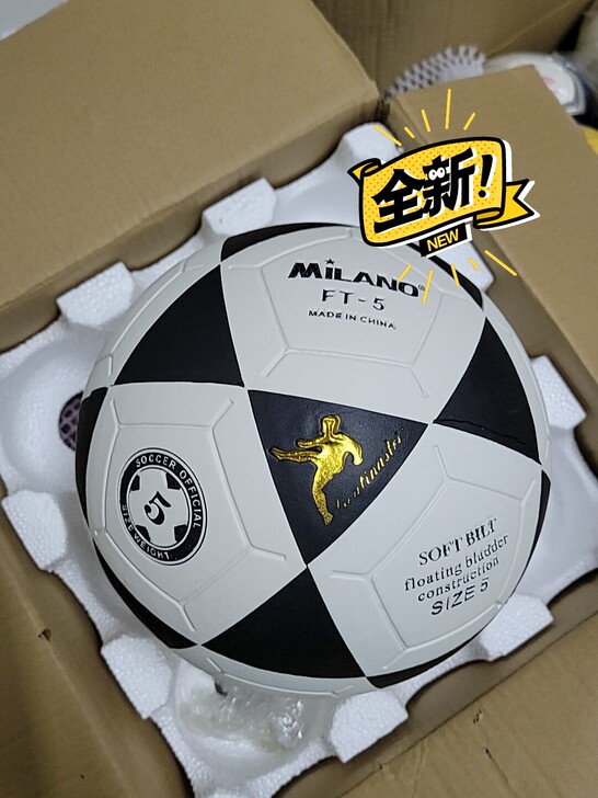 新到全新贴皮足球，耐磨PU材质，5号球，出...