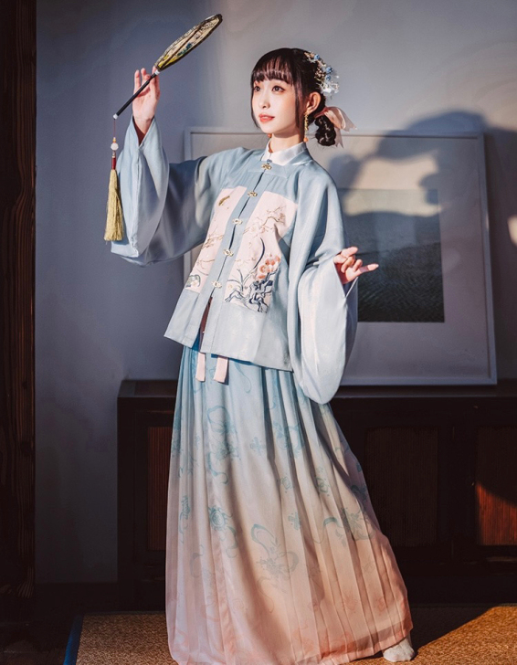 【十三余 小豆蔻儿】[玉琴清夜] 印花方领...