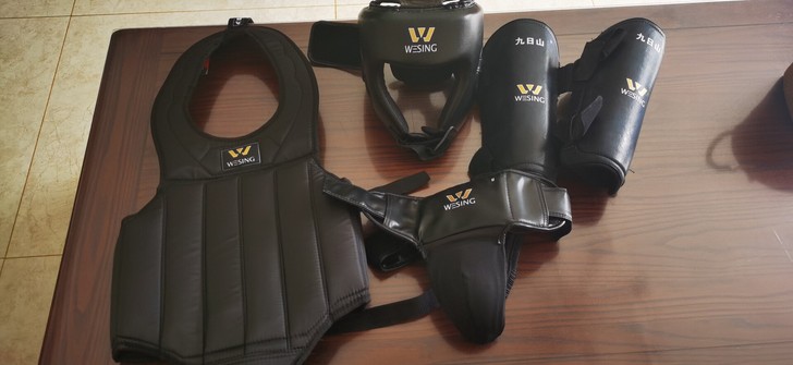 九日山散打护具哈，几乎全新，买来孩子就穿过...
