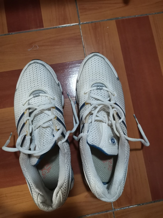 阿迪达斯运动鞋