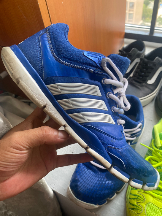 正品阿迪达斯跑鞋42/265超轻透气、不啰...
