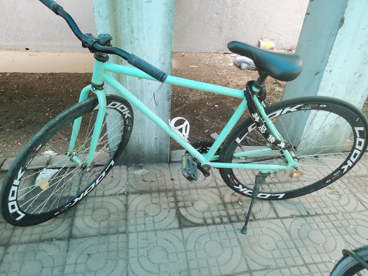 死飞脚砸自行车，因为要放假了，所以要出手，...