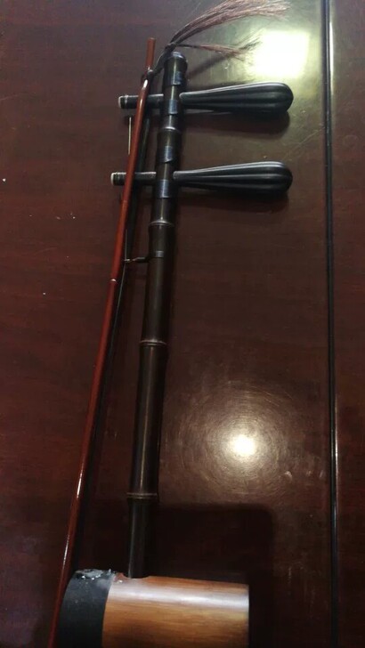 京胡家里的京胡。一把西皮。一把二黄，一把1...