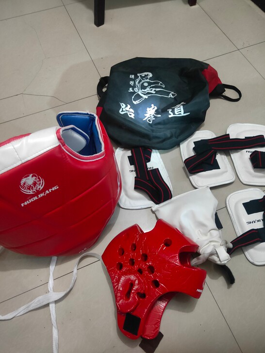 跆拳道拳击护具， 用不超过五次， 小孩不学...