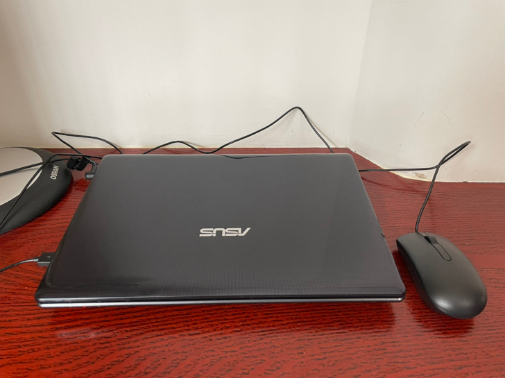 华硕笔记本电脑，13年8月上大学买的，目前...