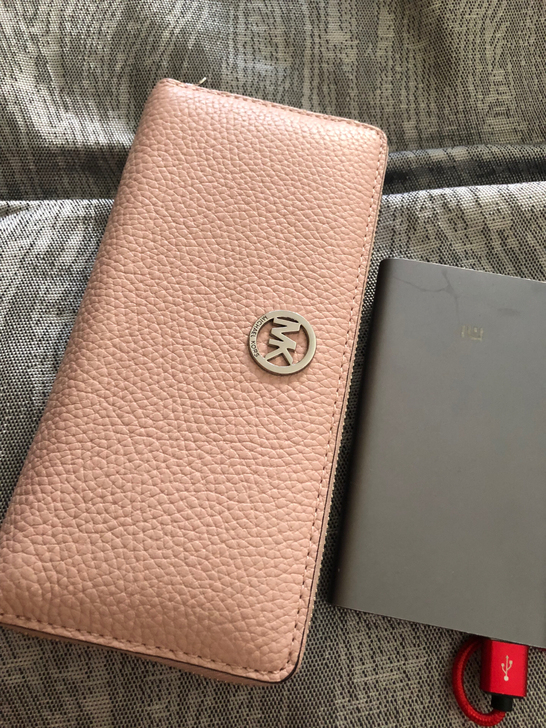 mk长款钱包，可当手拿包，真皮粉色拉链银色...