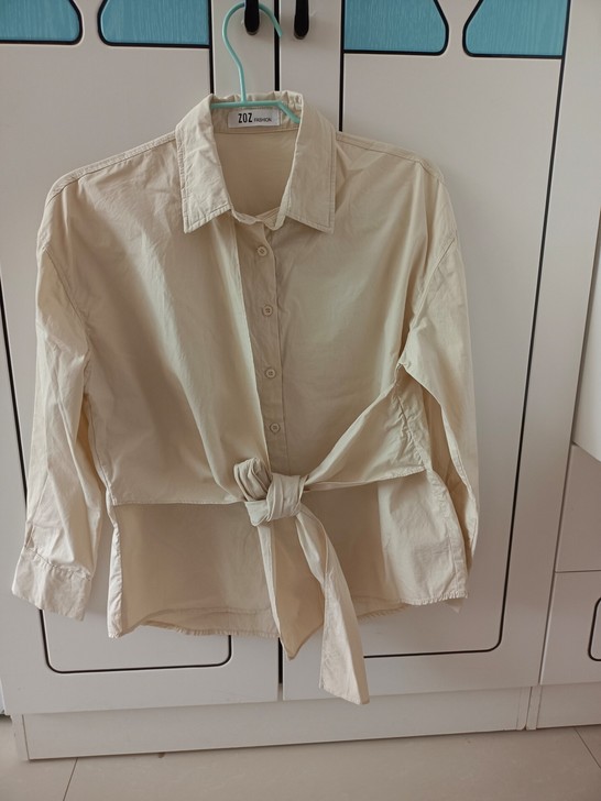 半休闲半时装衬衣，质量非常好，八成新，米色...