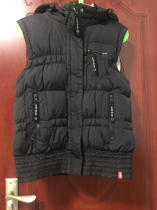 adc正品女式黑色背心短款带帽羽绒服，正品...