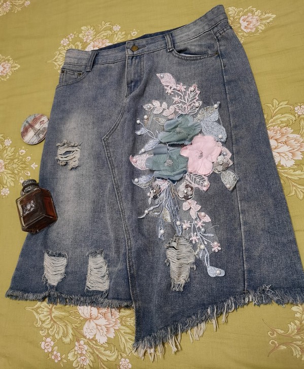 牛仔贴花半身裙，长胖了穿不了，闲置很久