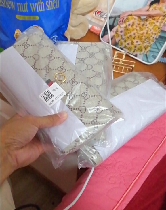 出一个闲置女士钱包，闺蜜送的，全新的，一直...