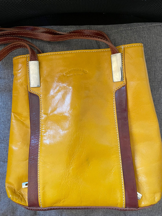 意大利产女士两用真皮包，八成新，小巧，时尚...