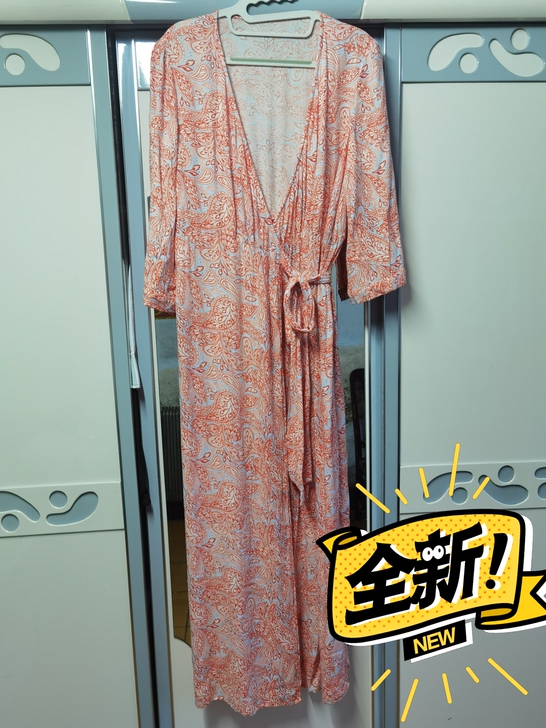 长裙，特别好看！没商标但是没穿过！