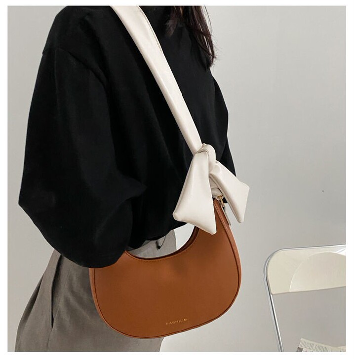 上新法式小众高级感腋下新月包女2021新款...