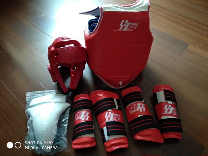 跆拳道护具，S码，几乎全新，买来用过2次后...
