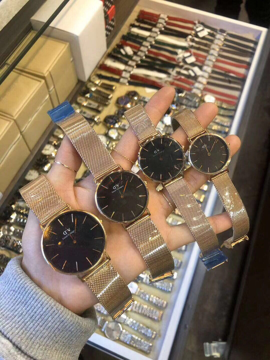 店铺关门现转让全新DW手表，喜欢的直接拍