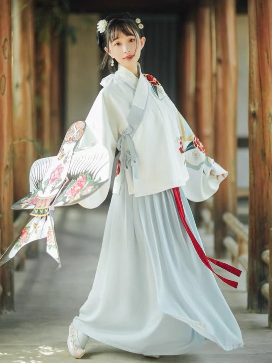 十三余 汉服