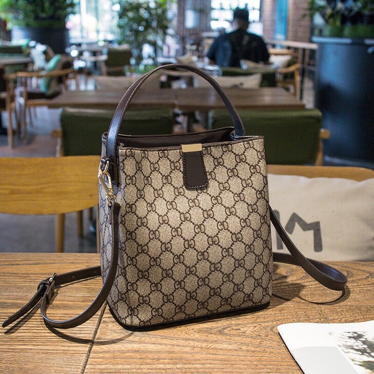 【香港代购】真皮女包单肩斜挎包2021新款...