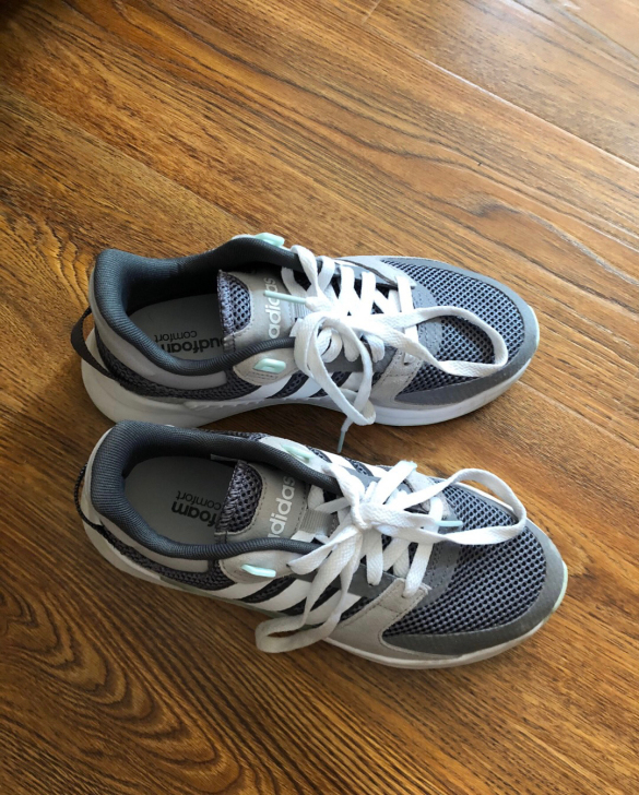 品牌型号 ：阿迪达斯运动鞋女