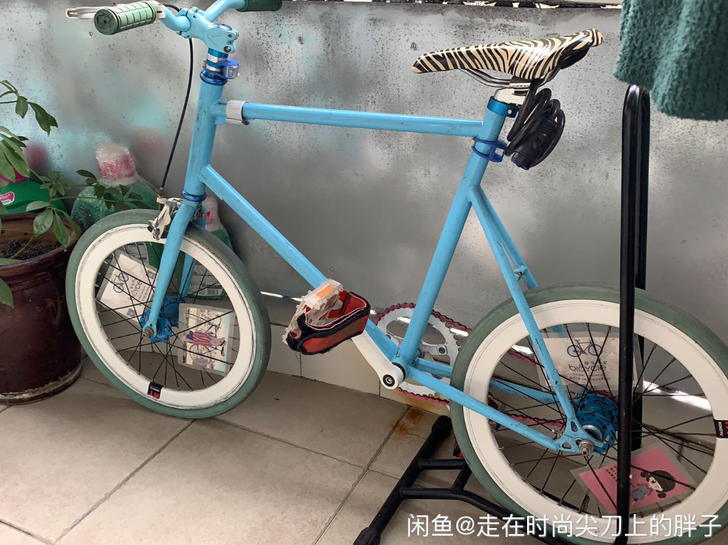 死飞自行车看上来拿