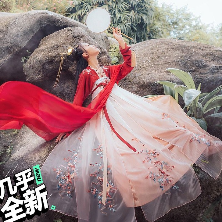 汉服，朋友家孩子表演节目用了，完了就拿的照...