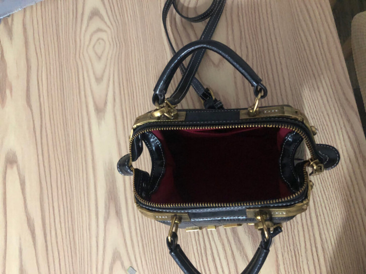 欧货斜挎手提包，小巧精致。皮质很好，懂的来...