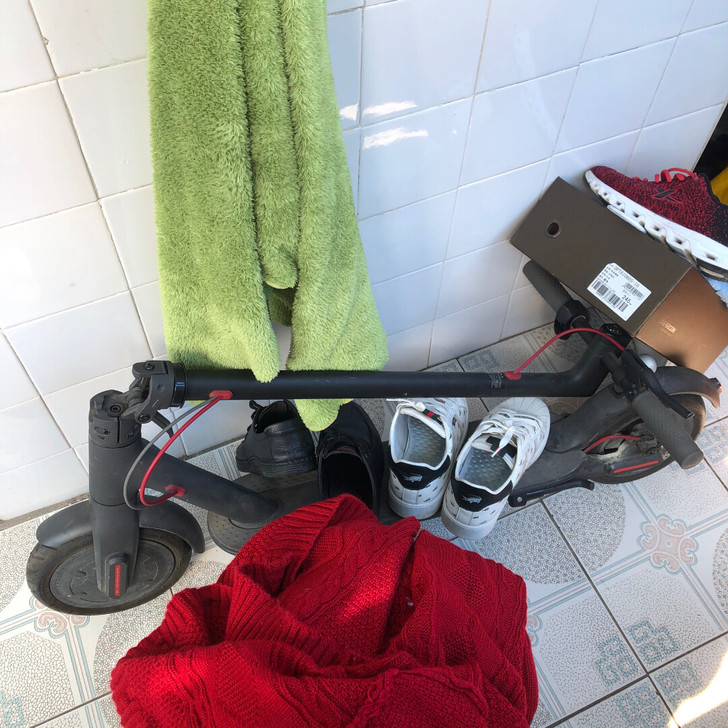 小米滑板车京东买的，有车座，上班骑了挺久，...