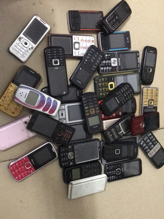 收来的手机，大部分诺基亚很老的手机。32个...