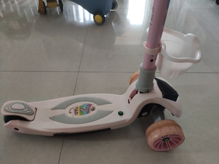 自用滑板车一辆，家里玩具多，孩子过生日亲戚...