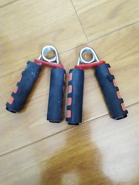 两只握力器