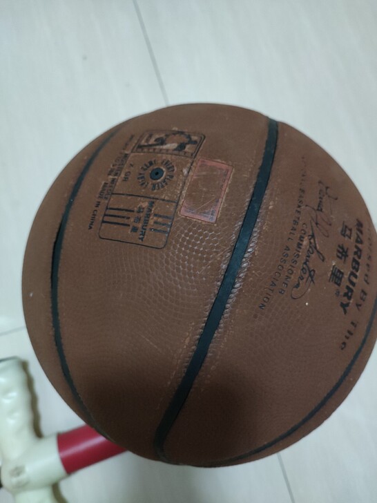普通篮球可以正常使用，不跑气，不漏气。有两...