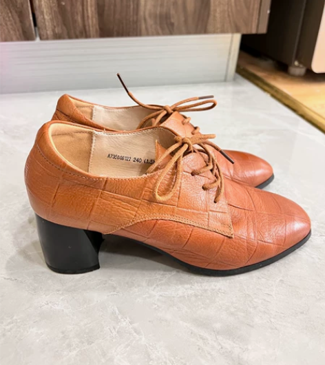 只穿过两次英伦风骆驼女鞋真皮高跟鞋粗跟系单...