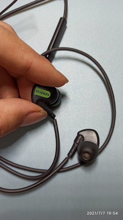 FANBIYA耳机，功能正常，成色一般。
