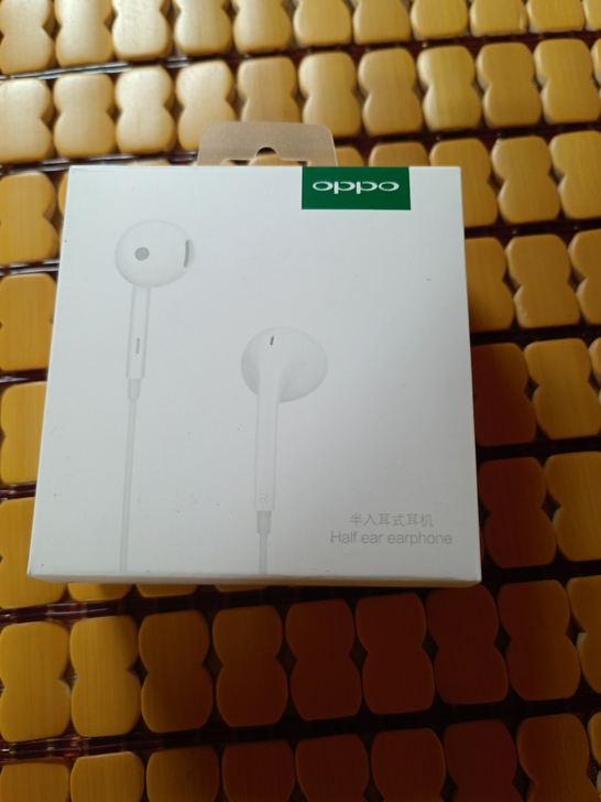买OPPO手机带的耳机，没拆封过，一直在用...