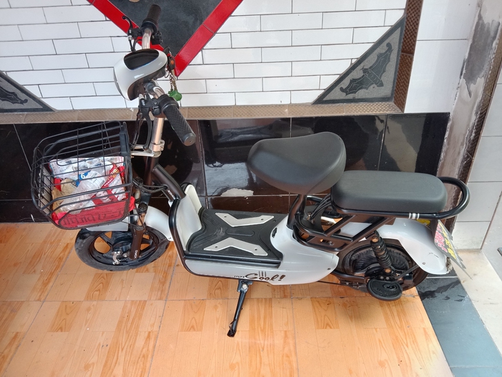 出一辆小刀电动车，骑不到了所以低价出售，2...