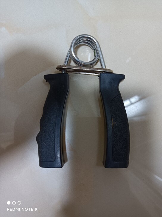 握力器一个，镀金吊坠一个计算器一个