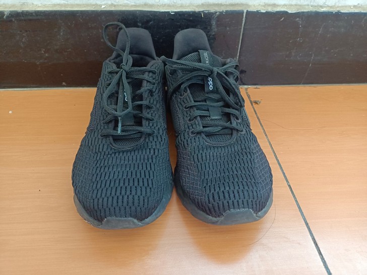 Adidas42码男士休闲运动鞋  未打理...