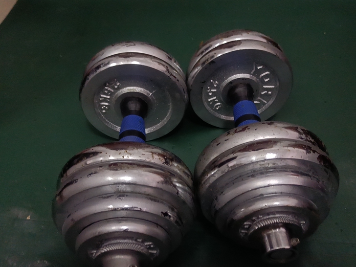 30kg哑铃，可拆卸，带盒子，有轻微锈迹，...