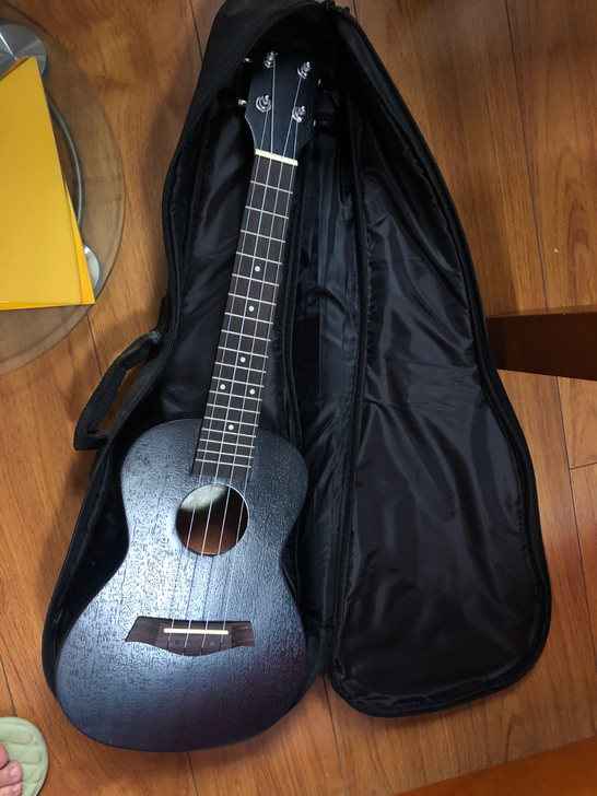 Ellen尤克里里，成色很新，买回来没弹过...