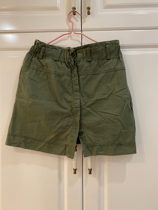 军绿色短裙，M码，95新，无瑕疵无污渍，便...