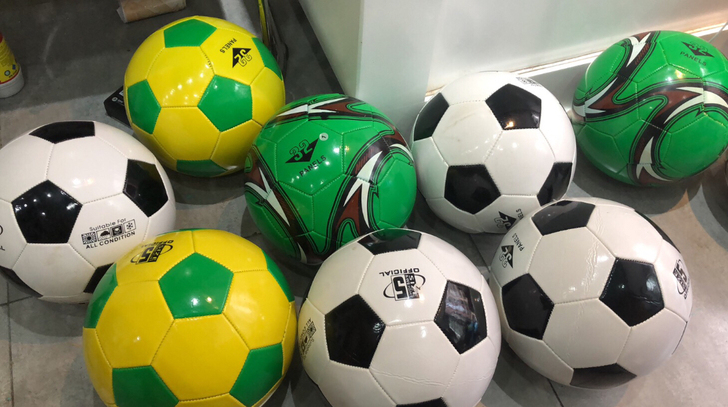 儿童玩具足球，5号，成色如图，几乎全新，3...