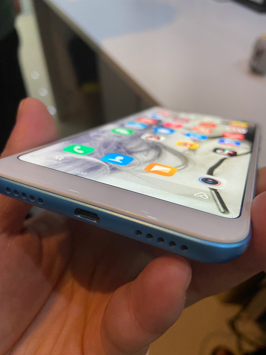 红米5plus，全屏，两年前购置，一直闲放...