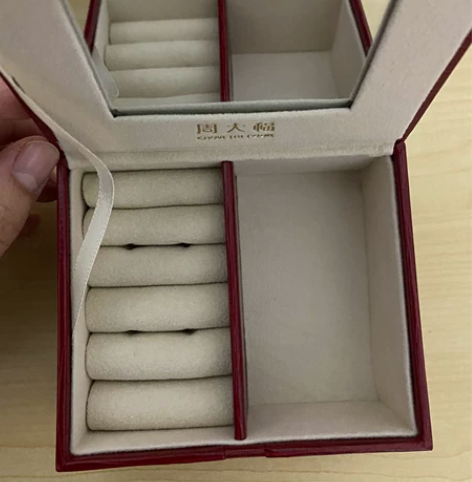 周大福单层首饰盒，九成新，长10cm×宽8...