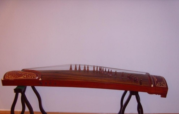 古筝,音色不错,支架腿断了一根用胶带缠了正...