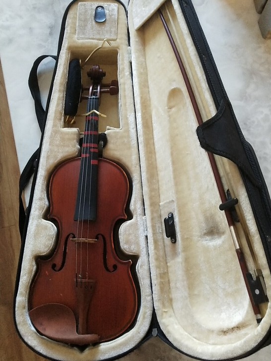 3/4小提琴，不记得牌子，换大琴不用了，坏...