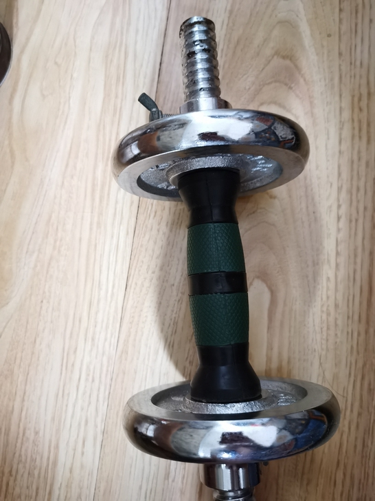 一套哑铃,原价210元,现价120元,还有...