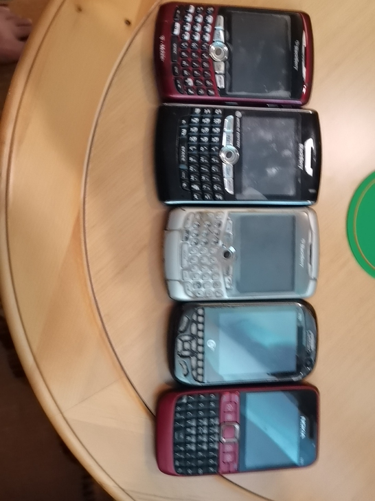废旧手机五个，前三个黑莓，两个诺基亚，按配...