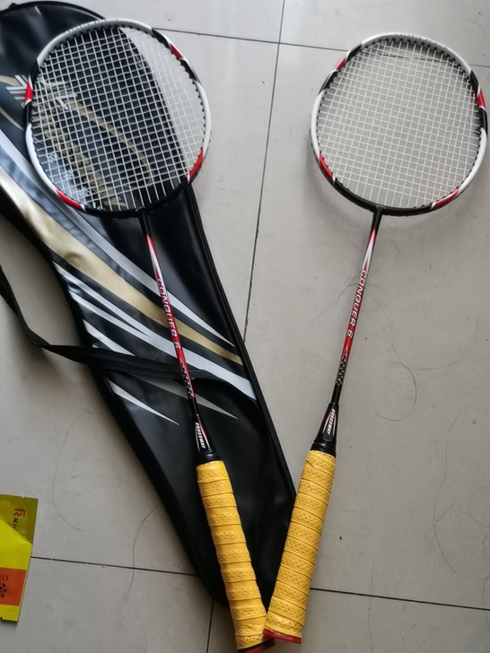 克洛斯威羽毛球拍两个，有一个拍头掉漆，其他...